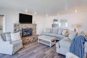 Ocean Front Home! Hot Tub! Stones Throw