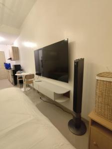 Chill & Cozy Stay Netflix Balcony Karaoke