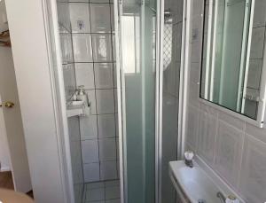 UQ master room for 3 people with back yard U2