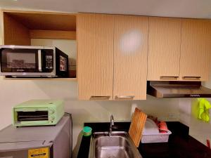 Cozy room at Brenthill Condominium