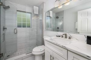 Sleek & Stylish Stay Mins to Magic MP68