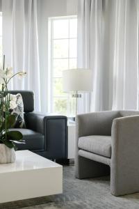 Sleek & Stylish Stay Mins to Magic MP68