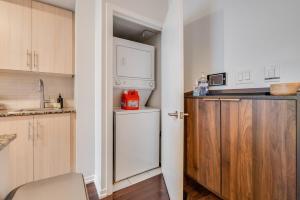 Modern 2 BR Condo - By Scotiabank Arena - City View