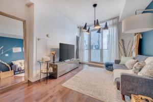Modern 2 BR Condo - By Scotiabank Arena - City View