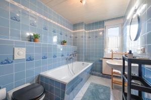 Bright Apartment with Terrace, Self Check-in & Free Parking