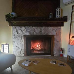 Cabin Getaway with balcony and yard walk to Lake Somerville!