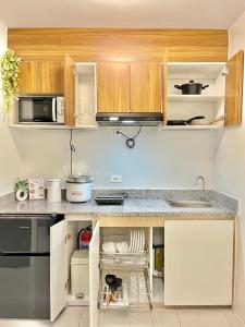 Cozy 2BR Stay for 6pax in High-Floor, Wi-Fi & Family Games near IT Park Cebu- Unit Scarlett by GERRA