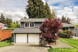 Kirkland Oasis Chic Basement Retreat with Hot Tub
