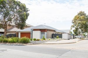 The Lake House - Spacious Group Haven by the Bay