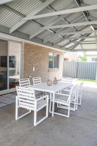 The Lake House - Spacious Group Haven by the Bay