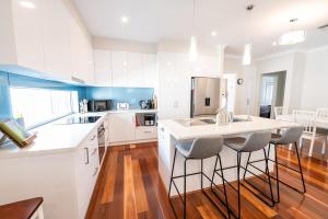 The Lake House - Spacious Group Haven by the Bay