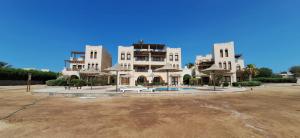El Gouna Fanadir Lagoon 2-Bedroom Pool and Lagoon View Sleeps 4 Persons, Close to Abu Tig Marina, Mangroovy, and Kite Centers