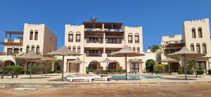 El Gouna Fanadir Lagoon 2-Bedroom Pool and Lagoon View Sleeps 4 Persons, Close to Abu Tig Marina, Mangroovy, and Kite Centers