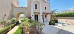 El Gouna Fanadir Lagoon 2-Bedroom Pool and Lagoon View Sleeps 4 Persons, Close to Abu Tig Marina, Mangroovy, and Kite Centers