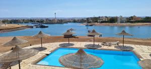 El Gouna Fanadir Lagoon 2-Bedroom Pool and Lagoon View Sleeps 4 Persons, Close to Abu Tig Marina, Mangroovy, and Kite Centers
