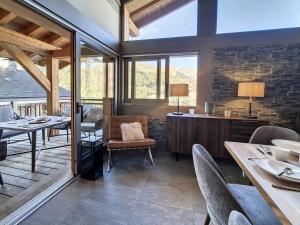 Chalet confortable aux pistes avec sauna, Wifi, Parking - FR-1-344-894