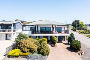 BaeView - Panoramic Group Stay Above Encounter Bay