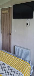 Stunning 6 Berth Caravan At Marine Holiday Park, Rhyl Ref 16191M