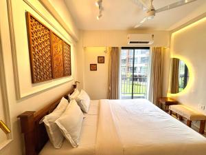 Ultra Luxe 1BHK Candolim - Modern Apartment, Pool, Balcony - 5 Minutes to Beach