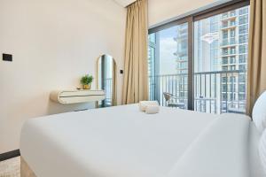 STAY BY LATINEM Luxury 1BR Holiday Home CC 1806 Near Burj Khalifa