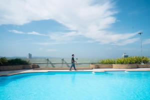 Swimming pool, Lee Gardens Plaza Hotel in Hat Yai