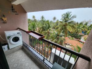 Luxury Studio at Botanica - Pool, Balcony - 5 Minutes to Candolim Beach