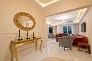 Modern 2BR Apartment with Private Garden Patio, Stone Residence New Cairo