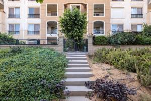 Modern 2BR Apartment with Private Garden Patio, Stone Residence New Cairo