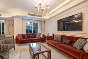 Modern 2BR Apartment with Private Garden Patio, Stone Residence New Cairo