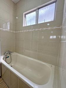 Arena Lobak Villa Retreat, Spacious Stay with Billiards, Karaoke, BBQ