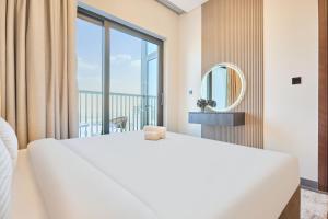 STAY BY LATINEM Luxury 1BR Holiday Home CB 2601 Near Burj Khalifa