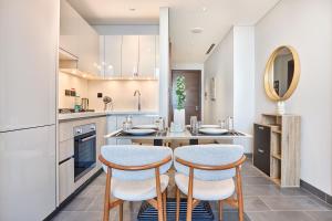 STAY BY LATINEM Luxury 1BR Holiday Home CB 2601 Near Burj Khalifa