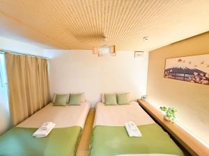 Tsukimi Entire House for 8 &Near Public Transport Direct to Airport &Free Parking &3 Baths 3 Toilets &Washer Dryer& Direct to Namba Shinsaibashi and Tsutenkaku