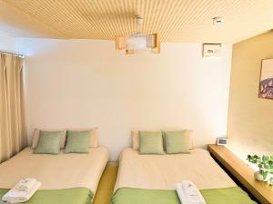 Tsukimi Entire House for 8 &Near Public Transport Direct to Airport &Free Parking &3 Baths 3 Toilets &Washer Dryer& Direct to Namba Shinsaibashi and Tsutenkaku