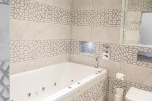 Luxury cottage with high-end bathrooms - NEWLY REFURBISHED