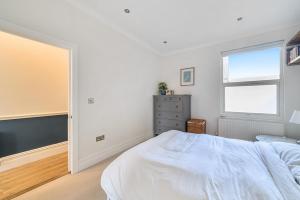 Entire Modern Apartment with Garden Near Underground Station