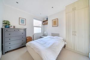 Entire Modern Apartment with Garden Near Underground Station