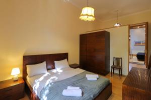 Central 4BR Apt for Groups & Families - By Wehost