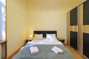 Central 4BR Apt for Groups & Families - By Wehost