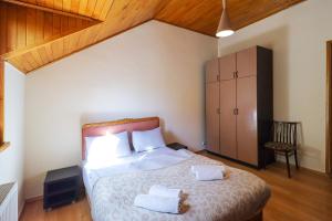 Central 4BR Apt for Groups & Families - By Wehost