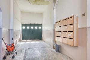 T2 design refait à neuf RER C direct Paris