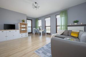 Grey Apartment in Warsaw with City View and Balcony by Noclegi Renters