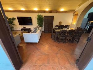 Entertainment Home with Courtyard & Rooftop