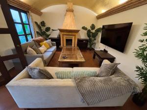 Entertainment Home with Courtyard & Rooftop