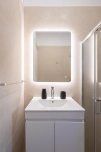 15 mins Walk to Acropolis, Minimalist Studio