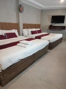 Townhouse Oak Grey Hotel Near Clark International Airport