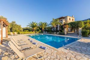 Aloni House - Spacious secluded villa with pool, up to 10 guests