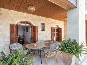 Aloni House - Spacious secluded villa with pool, up to 10 guests