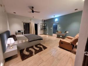 Blue Mirage Villa by StayJadeACPoolLawnJacuzzi