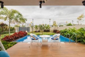 The AquaGrove Villa by StayJadeLuxuryPool Lawn